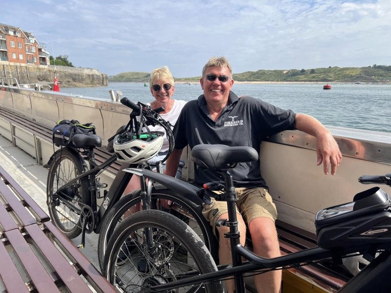 Rose and Marc with their PLUTO e-bikes by the sea
